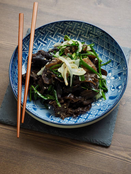 Asiatico cibo fritto albero orecchio fungo e verdure
 - Foto, immagini