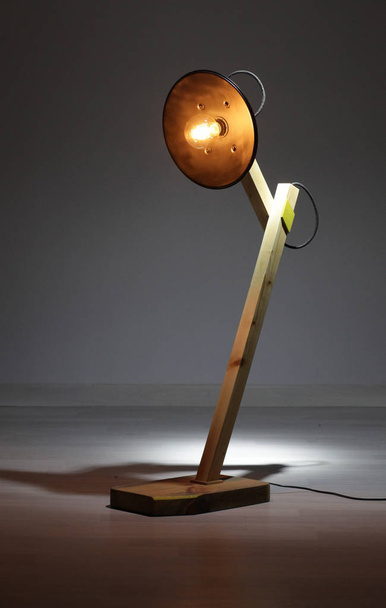 Lampe en bois et métal faite main avec édison rétro
 - Photo, image