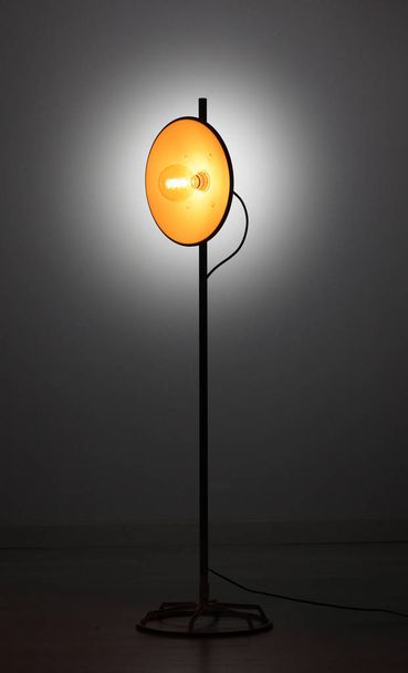 Käsintehty metalliputki lamppu
 - Valokuva, kuva