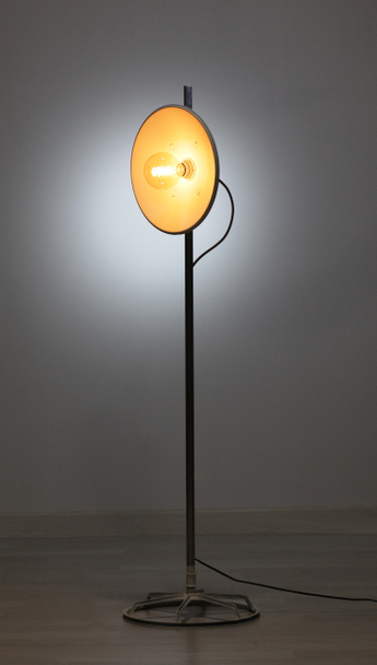 Handgemaakte metalen buis lamp - Foto, afbeelding