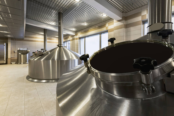 Produzione di birra - moderni tini di acciaio, l'interno del birrificio
. - Foto, immagini