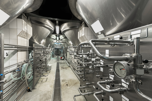 Close Up Of Modern Beer Factory (em inglês). Fileiras de tanques de aço para fermentação e maturação da cerveja. (imagem iso alta
) - Foto, Imagem