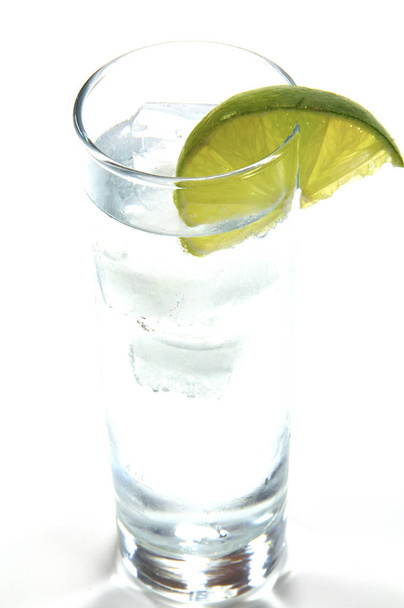gin and tonic with lime - Φωτογραφία, εικόνα