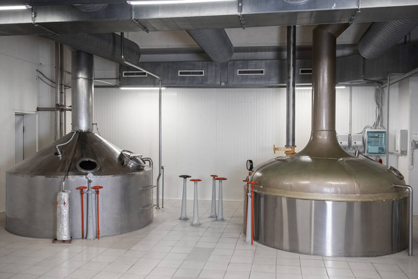 Brauereiproduktion - moderne Stahlmaische, das Innere der Brauerei. - Foto, Bild