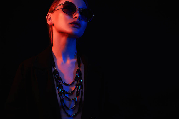 beautiful girl in sunglasses and jewelry - Foto, Imagem