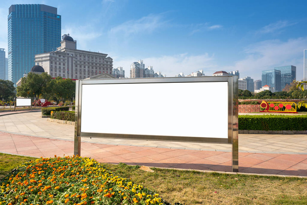 blank billboard op de straat van de stad - Foto, afbeelding