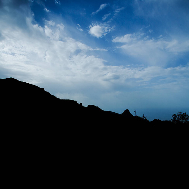 大西洋と空に対する山のシルエット - 写真・画像