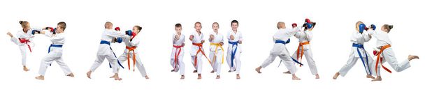 Mãos de sopro estão treinando as crianças na colagem karategi
 - Foto, Imagem