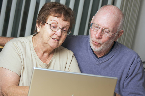 старших дорослих на ноутбуці комп'ютера
 - Фото, зображення