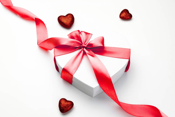 Valentines day background. White gift box with bow and red ribbon heart, photo template, background. Top View. - Fotoğraf, Görsel