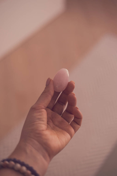 Жінка тримає яйце йоні в руці
  - Фото, зображення