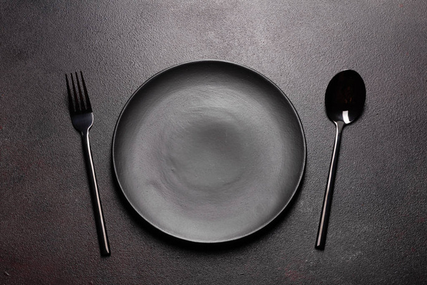 Sada stolního nádobí připravena k jídlu s černou kopií prostoru - Fotografie, Obrázek