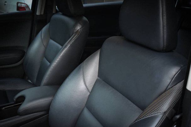 interior de asiento de cuero negro en coche deportivo moderno
 - Foto, Imagen