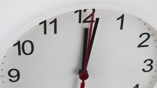 Λευκό ρολόι τοίχου σε λευκό φόντο, πρόσωπο αρχή του χρόνου 12.02 πμ ή μμ, Ρολόι λεπτά με τα πόδια αργά, Χρόνο έννοια. - Πλάνα, βίντεο