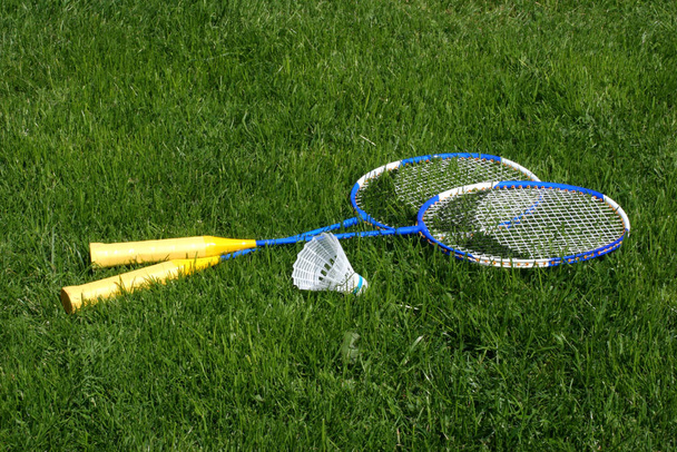 tennis rackets and ball on green grass - Фото, изображение