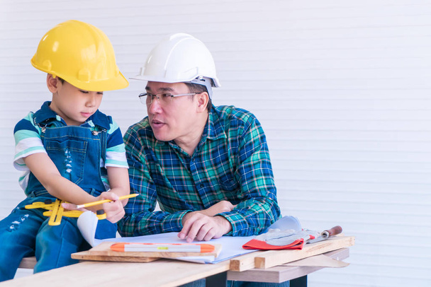 Father is teaching his son to fo the DIY home improvement work f - Foto, Bild