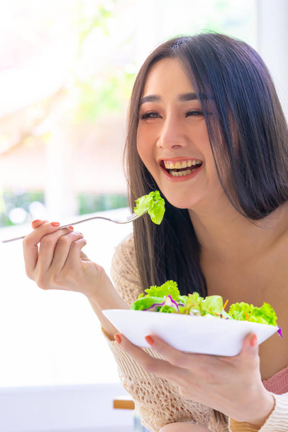 Saudável Sexy jovem mulher está comendo salada verde para vidas saudáveis
 - Foto, Imagem
