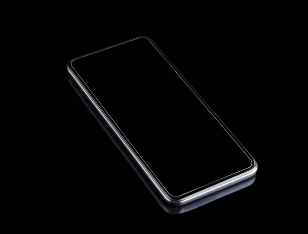 fekete modern okostelefon egy fekete háttér-val elmélkedés - Fotó, kép