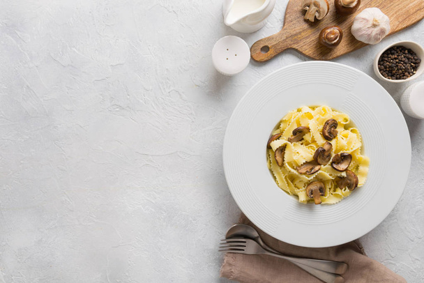 Spaghetti reginelle pasta with mushrooms. Tasty healthy dinner. - Foto, imagen
