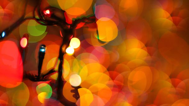クリスマスツリーのお祝いマクロオブジェクトを飾るためのビーズとして光沢のある明るい背景ボールとガーランド - 写真・画像