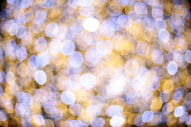 glänzend helle Hintergrundkugel und Girlande als Perlen für die Dekoration des Weihnachtsbaums festliche Makroobjekte - Foto, Bild
