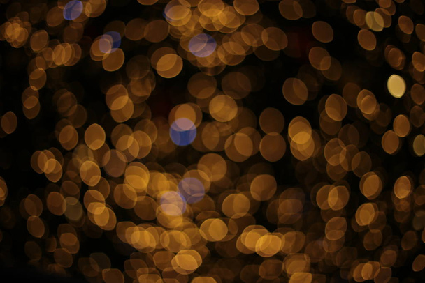 блестящий яркий шар на заднем плане и гирлянда в качестве бусин для украшения рождественской елки праздничные макрообъекты
 - Фото, изображение