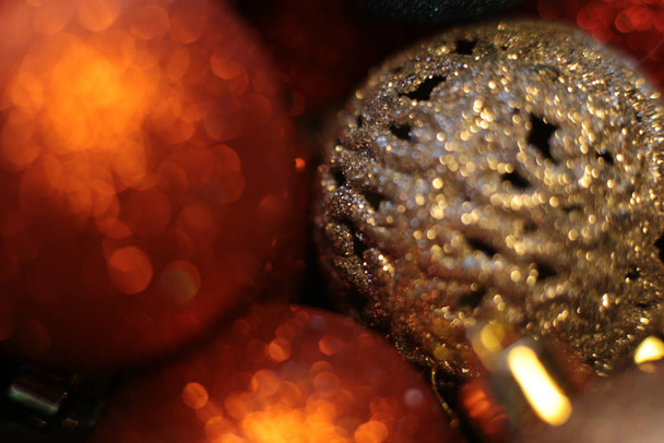 クリスマスツリーのお祝いマクロオブジェクトを飾るためのビーズとして光沢のある明るい背景ボールとガーランド - 写真・画像