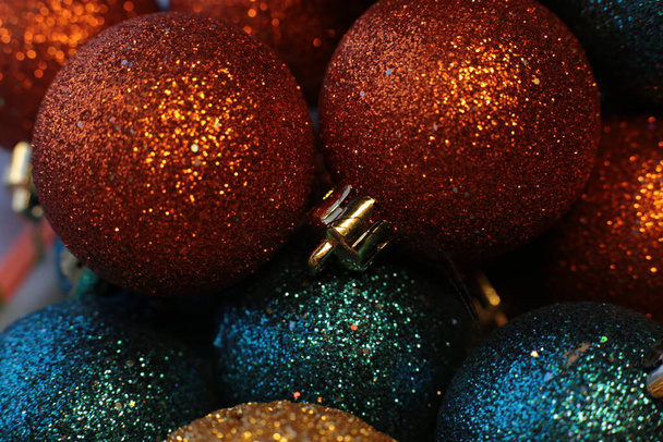 brilhante bola de fundo brilhante e guirlanda como contas para decorar a árvore de Natal objetos macro festivos
 - Foto, Imagem