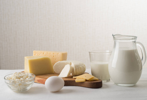 Milchprodukte auf dem Küchentisch - Foto, Bild