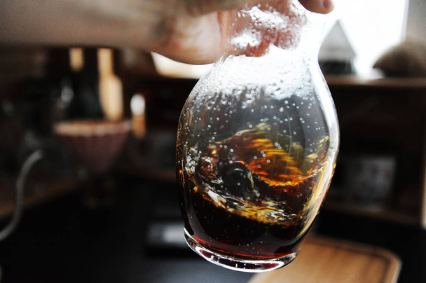 Brassage manuel nature morte. Aération du café filtre noir dans une carafe en verre. Esthétique de la vitesse de troisième vague
 - Photo, image