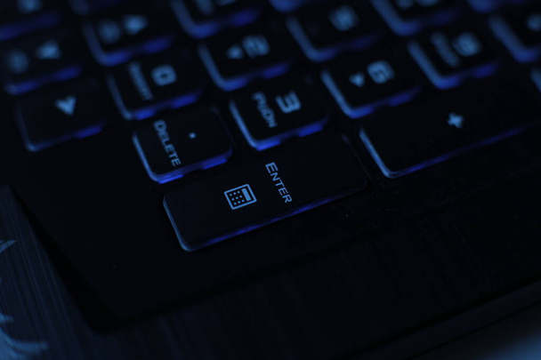 яскравий різнокольоровий макроблек фон клавіатури
 - Фото, зображення