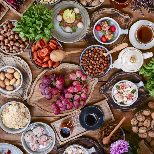 Tradiční gruzínské sladkosti a dezerty. Baklava, nakhini, khinkali, matzoon, churchkhela, shotis puri nebo shoti - Fotografie, Obrázek