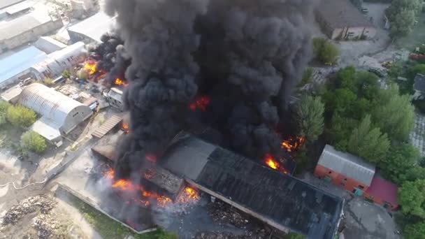 big fire and black smoke shooting from a height aerial panoramic top view sky flying copter drone - Footage, Video