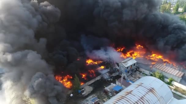 duży ogień i czarny dym strzelanie z wysokości panoramiczny widok z góry niebo latający dron helikopter - Materiał filmowy, wideo