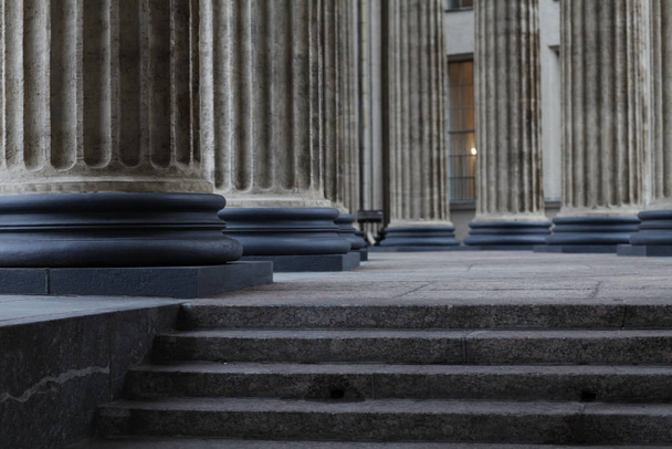 Schody do kolonády, klasický korintský sloup starší zblízka - Fotografie, Obrázek