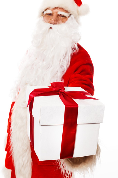 Санта-Клаус представляет подарочную коробку на белом фоне
 - Фото, изображение