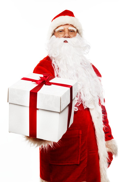 Санта-Клаус представляет подарочную коробку на белом фоне
 - Фото, изображение