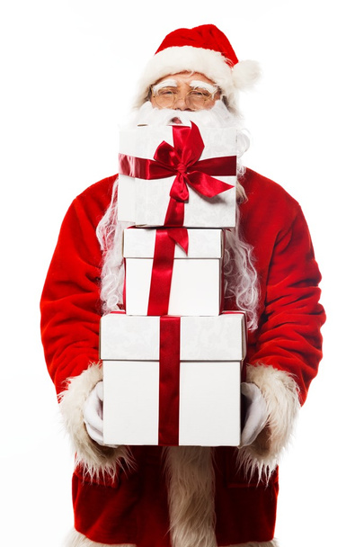 Papai Noel com caixas de presente isoladas em fundo branco
 - Foto, Imagem