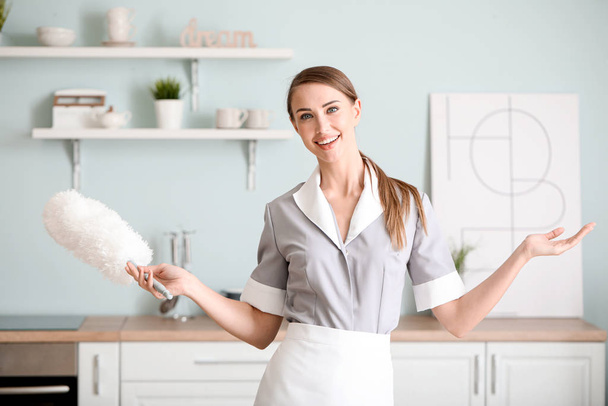 Porträt der schönen Zimmermädchen in der Küche - Foto, Bild