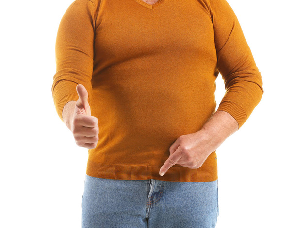 Зрілий чоловік без урологічних захворювань показує великий палець на білому тлі
 - Фото, зображення
