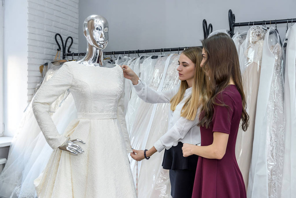 Молода наречена вибирає сукню для весільної церемонії
 - Фото, зображення