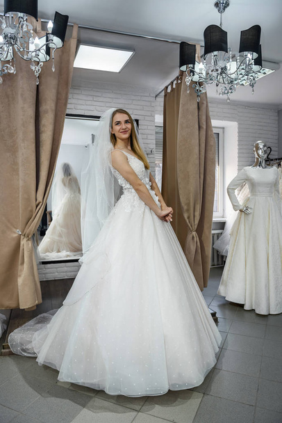 Robe de mariée souriante dans le salon de mariage
 - Photo, image