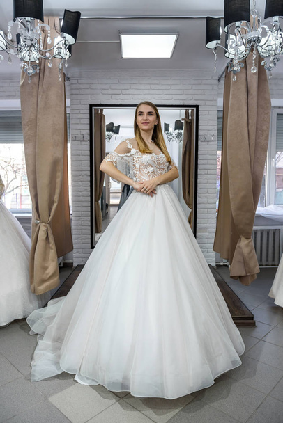 Femme en robe de mariée en pleine longueur en magasin
 - Photo, image