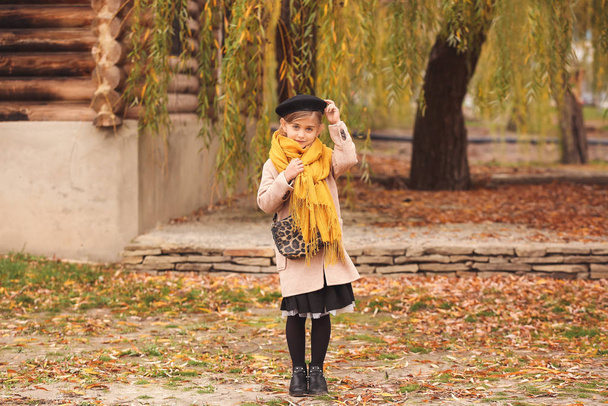 Χαριτωμένο κοριτσάκι με φθινοπωρινά ρούχα έξω - Φωτογραφία, εικόνα