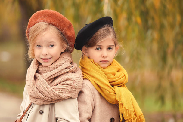 Roztomilé holčičky v podzimním oblečení venku - Fotografie, Obrázek