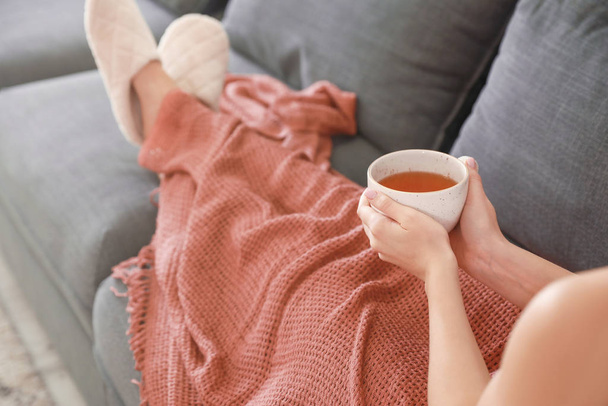 Mladá žena s šálkem čaje odpočívající doma - Fotografie, Obrázek