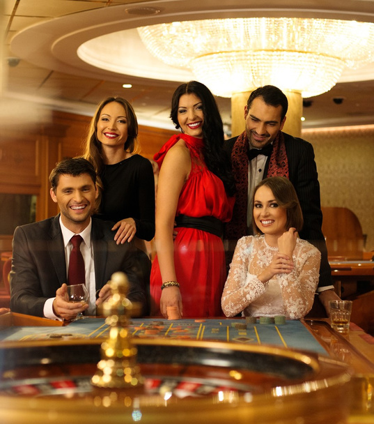 Personas en el casino
 - Foto, imagen