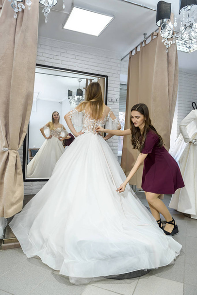 Bastante sastre medir la longitud del vestido de novia
 - Foto, imagen