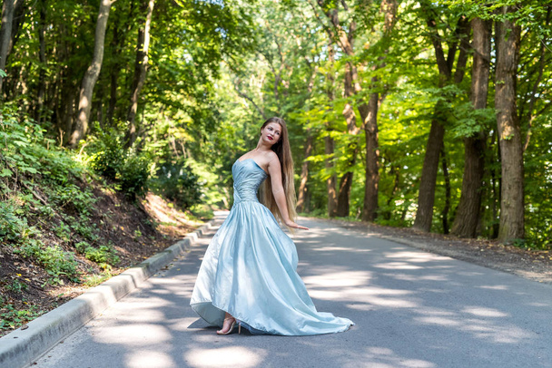 Modelo bonito vestido com vestido elegante posando ao ar livre
 - Foto, Imagem