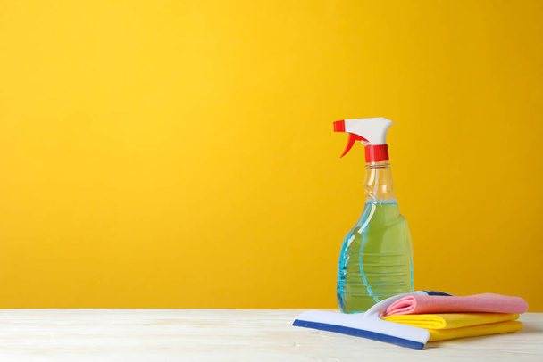Waschmittel und Reinigungsmittel auf gelbem Hintergrund, Wellness - Foto, Bild